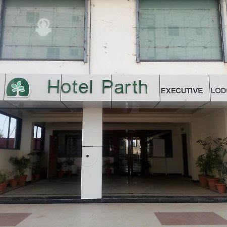 Hotel Parth Executive Lātūr 外观 照片