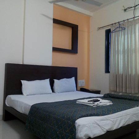 Hotel Parth Executive Lātūr 外观 照片