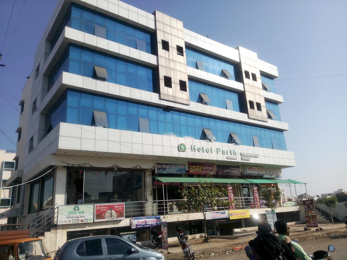 Hotel Parth Executive Lātūr 外观 照片