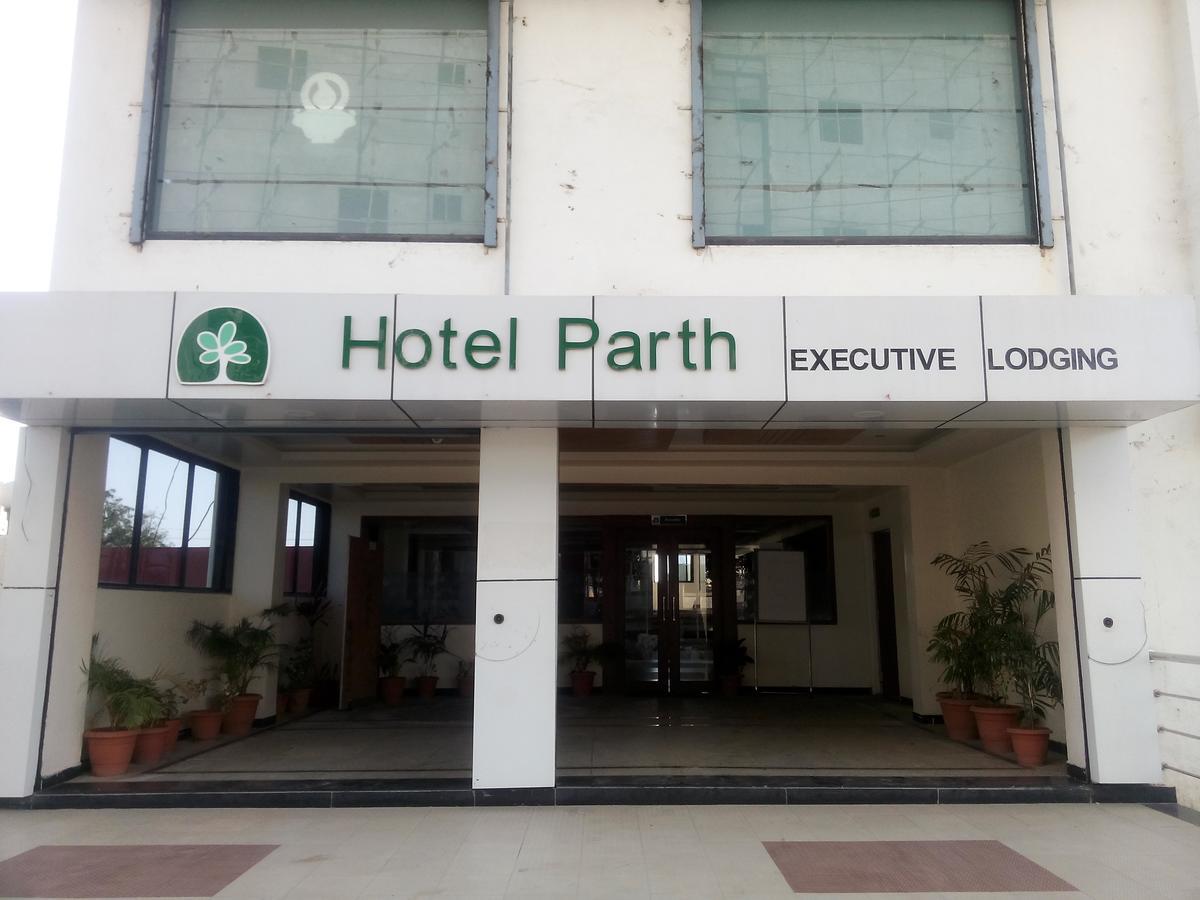 Hotel Parth Executive Lātūr 外观 照片