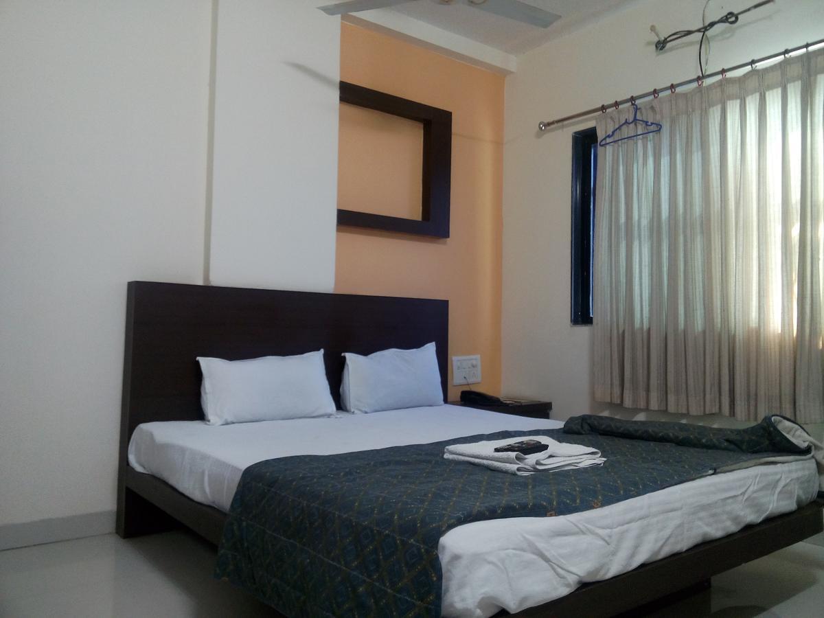 Hotel Parth Executive Lātūr 外观 照片