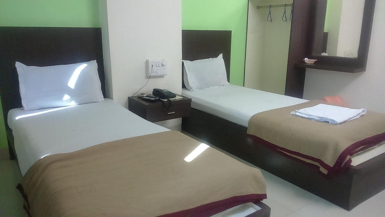 Hotel Parth Executive Lātūr 外观 照片