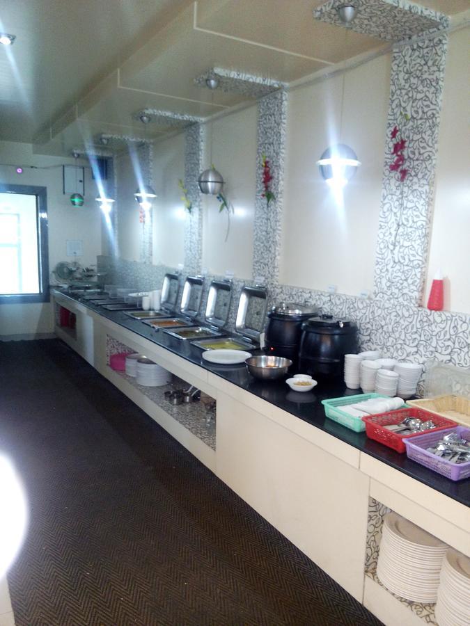 Hotel Parth Executive Lātūr 外观 照片