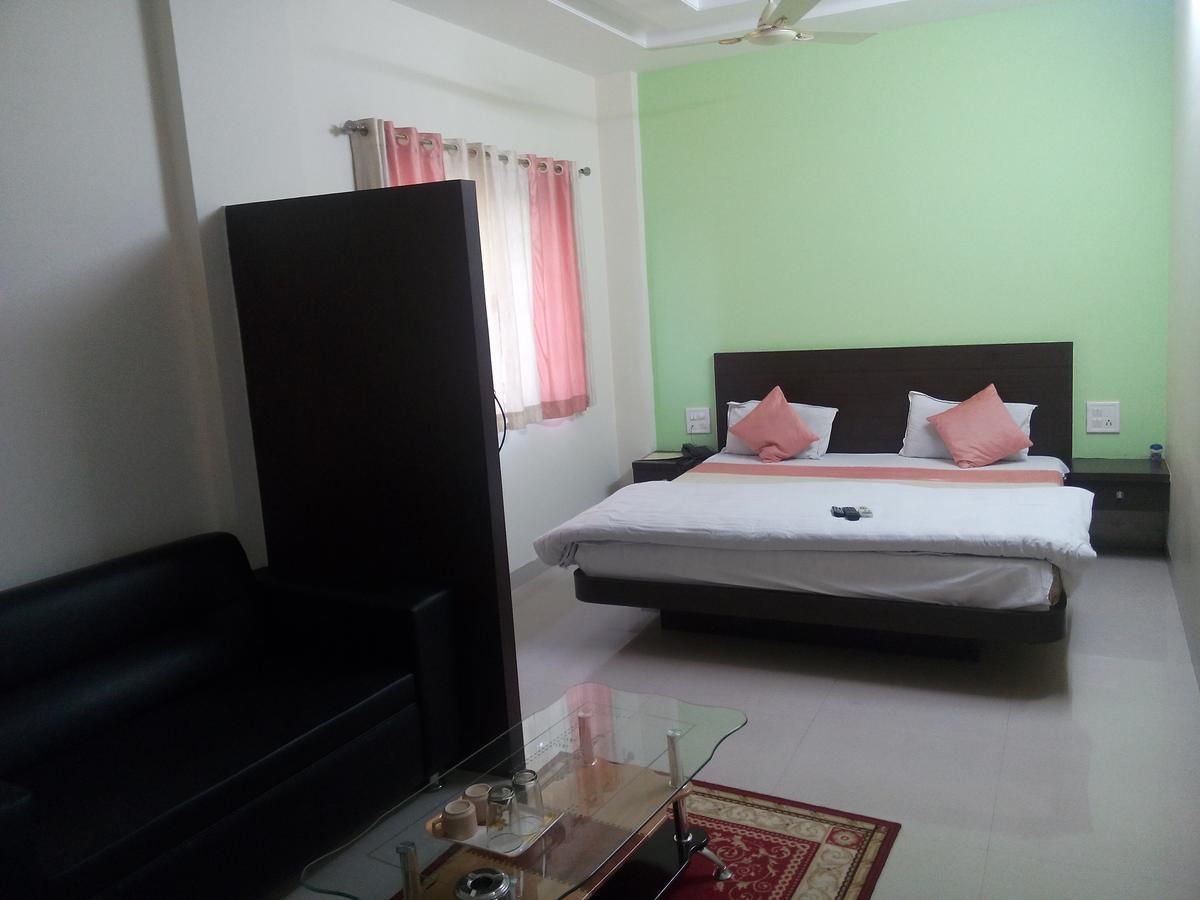 Hotel Parth Executive Lātūr 外观 照片