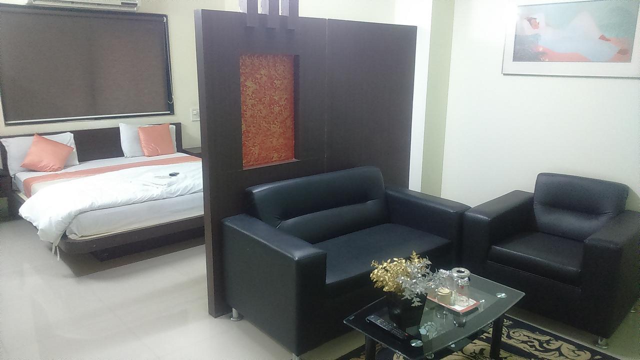 Hotel Parth Executive Lātūr 外观 照片