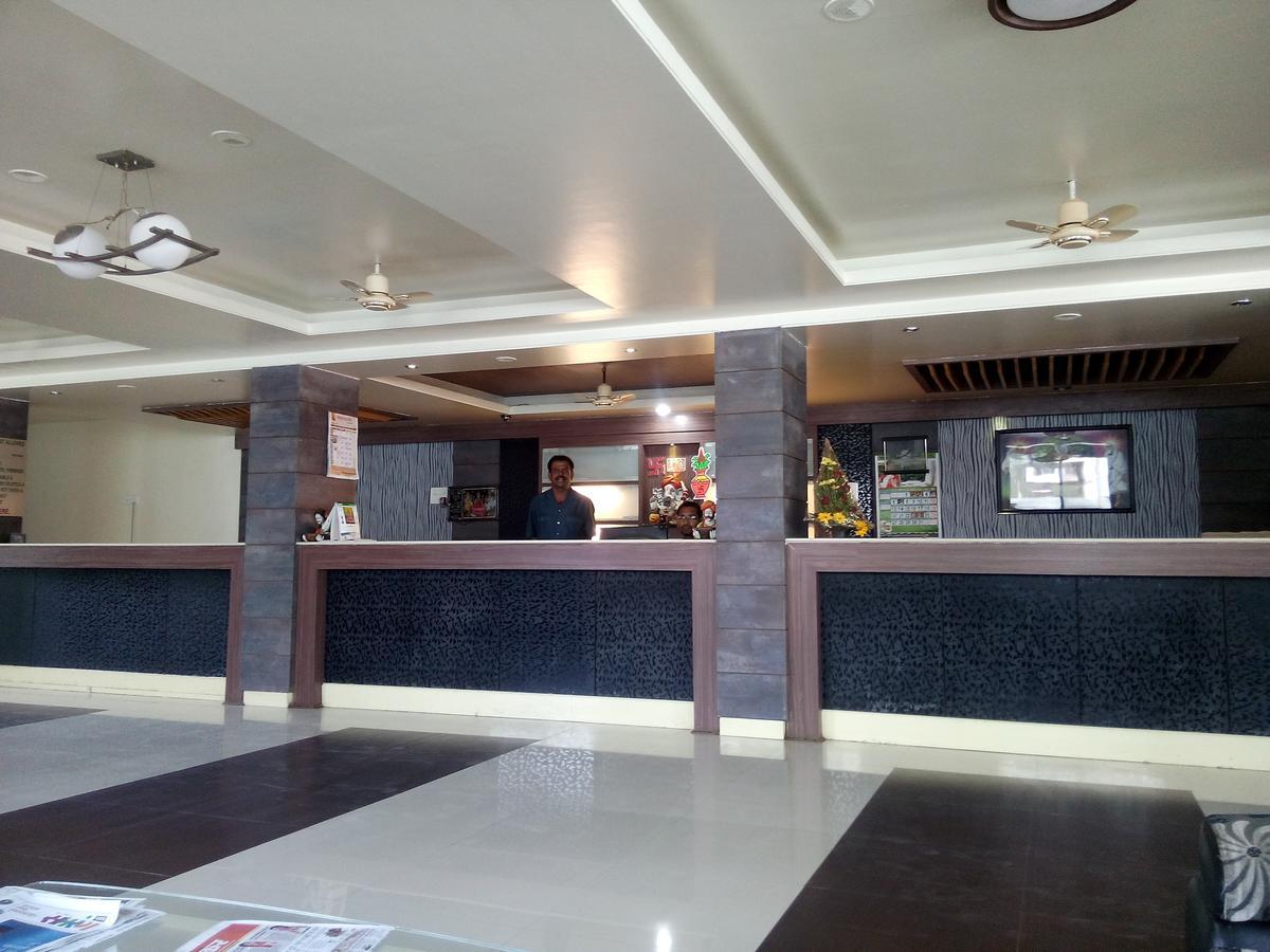 Hotel Parth Executive Lātūr 外观 照片