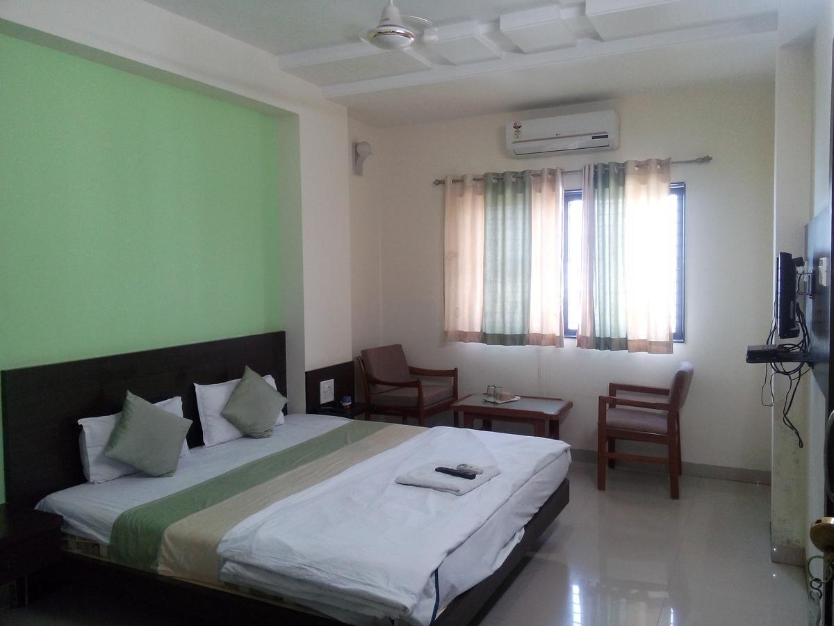 Hotel Parth Executive Lātūr 外观 照片