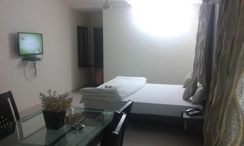 Hotel Parth Executive Lātūr 外观 照片