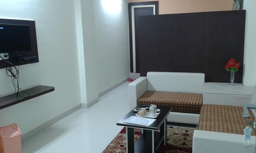 Hotel Parth Executive Lātūr 外观 照片
